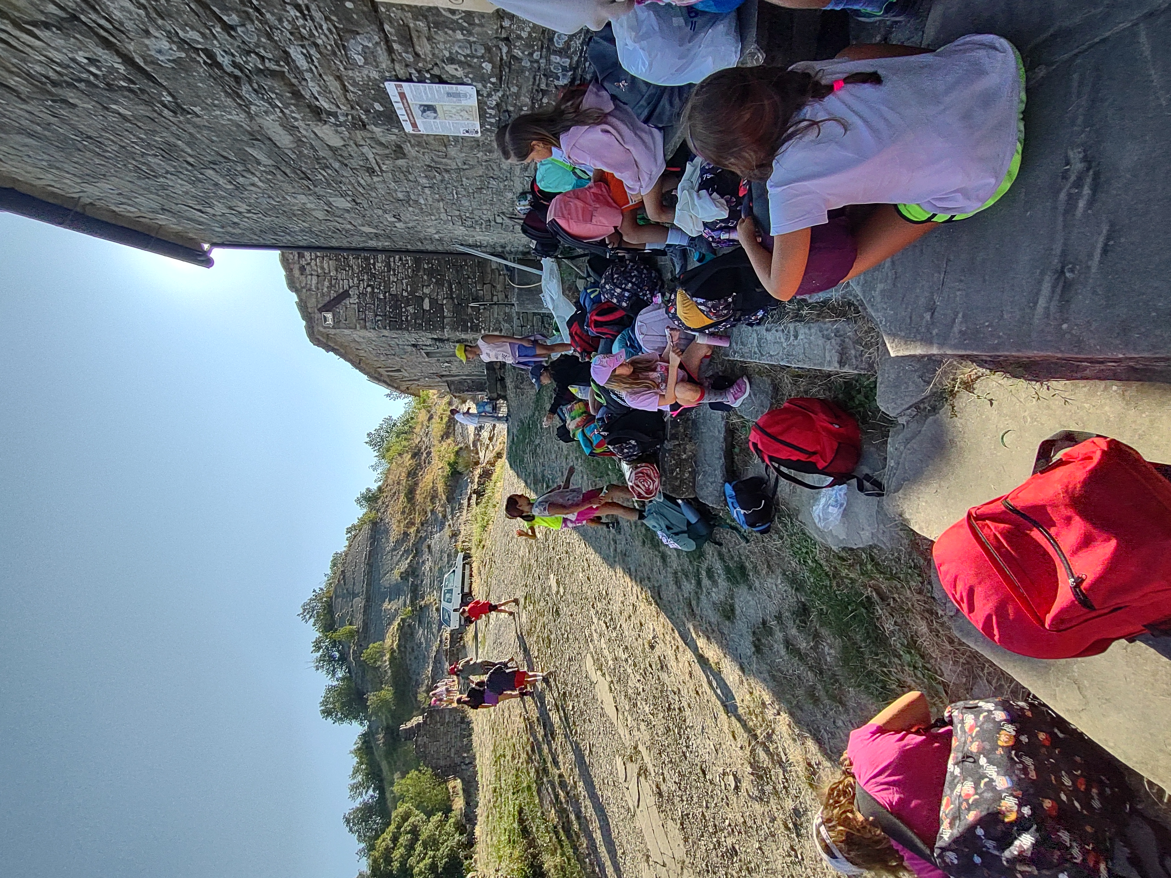 Bambini in pausa durante un'escursione al campo estivo