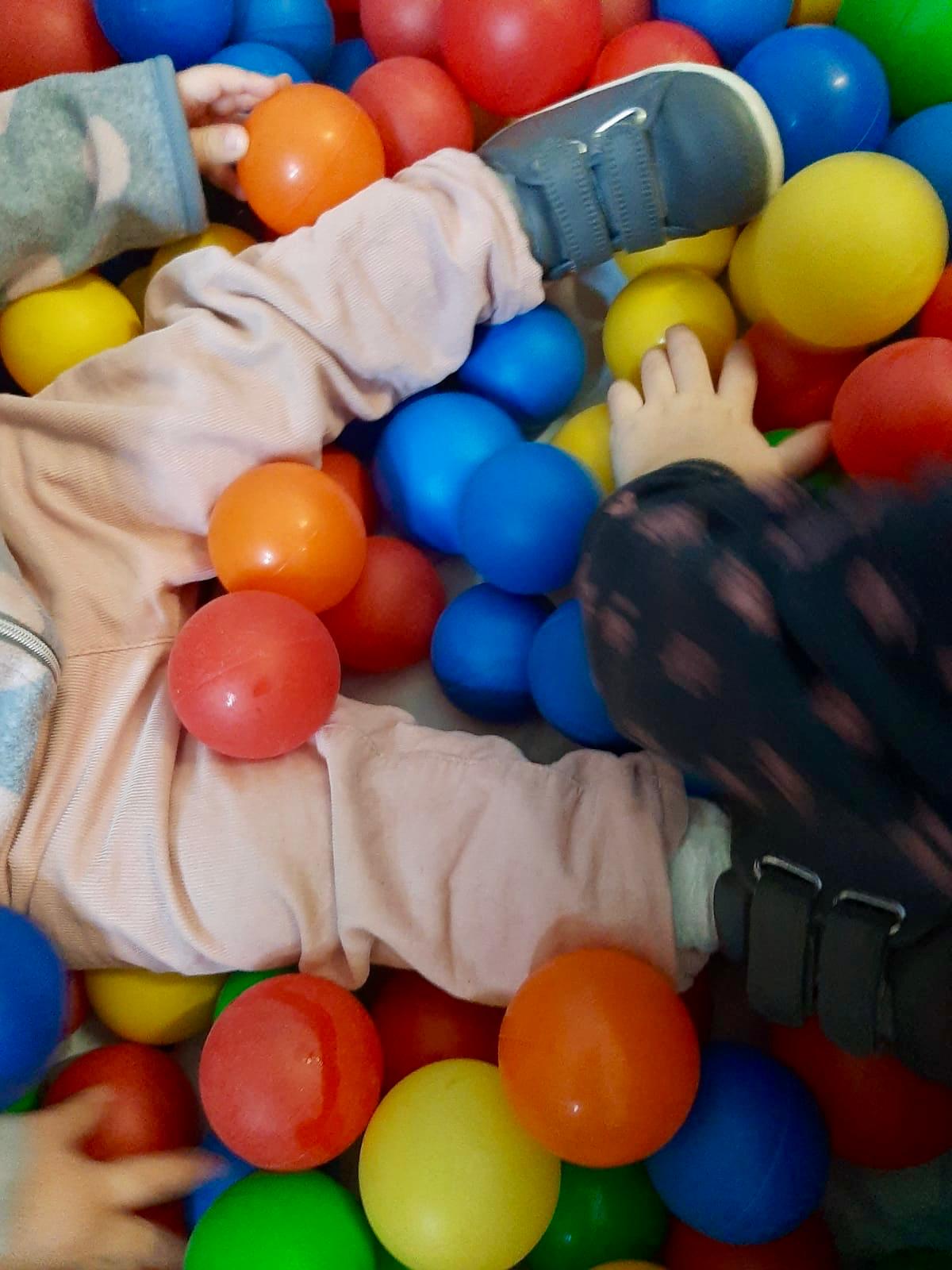 Spazio del Nido Don Bosco con materiali e arredi per i bambini